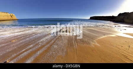 Il Portogallo, Algarve, Portimao Alvor, Prainha, spiaggia, bay, scogliere, rocce, acqua, mare, mare calmo oceano, bassa marea, Nikon obiettivo fisheye, 22 Febbraio 2014 Foto Stock