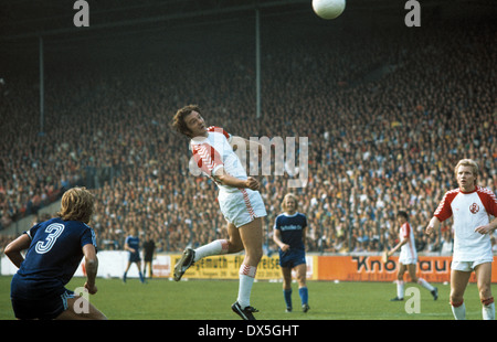 Calcio, Bundesliga, 1975/1976, Georg Melches Stadium, Rot Weiss Essen contro FC Schalke 04 0:0, Willi Lippens (RWE) beim Kopfball, links Helmut Kremers (S04), rechts Manfred Burgsmueller (RWE) Foto Stock