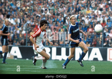 Calcio, Bundesliga, 1975/1976, Georg Melches Stadium, Rot Weiss Essen contro FC Schalke 04 0:0, Spielszene, Werner Lorant (RWE) Links und Hannes Bongartz (S04) Foto Stock