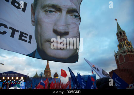 Mosca, Russia. Xviii Mar, 2014. Una bandiera con la faccia di Vladimir Putin ha visto sullo sfondo del Cremlino. Credito: Anna Sergeeva/ZUMAPRESS.com/Alamy Live News Foto Stock