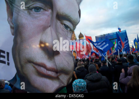 Mosca, Russia. Xviii Mar, 2014. Una bandiera con la faccia di Vladimir Putin ha visto sullo sfondo della Cattedrale di San Basilio. Credito: Anna Sergeeva/ZUMAPRESS.com/Alamy Live News Foto Stock