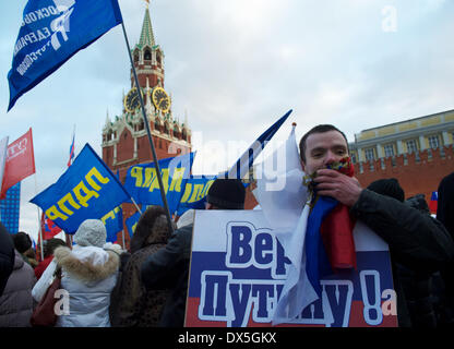 Mosca, Russia. Xviii Mar, 2014. Un uomo con un banner ''credere a Putin'' visto sullo sfondo del Cremlino. Credito: Anna Sergeeva/ZUMAPRESS.com/Alamy Live News Foto Stock