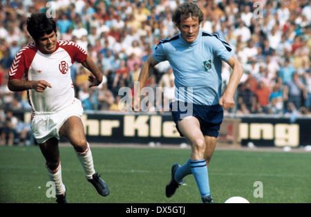 Calcio, Bundesliga, 1975/1976, Georg Melches Stadium, Rot Weiss Essen contro il Borussia Moenchengladbach 1:3, scena del match, Hans Doerre (RWE) sinistra e Herbert Wimmer (MG) Foto Stock