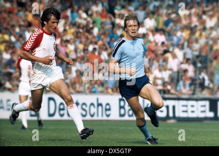 Calcio, Bundesliga, 1975/1976, Georg Melches Stadium, Rot Weiss Essen contro il Borussia Moenchengladbach 1:3, scena del match, Gerd Woermer (RWE) sinistra e Henning Jensen (MG) Foto Stock