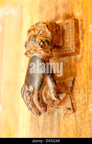 Ferro vecchio respingente su un antico porta in legno Foto Stock