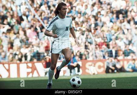 Calcio, Bundesliga, 1975/1976, Stadio am Boekelberg, Borussia Moenchengladbach contro FC Bayern Monaco 4:1, Dietmar Danner (MG) in possesso palla Foto Stock