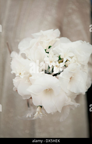 Nuziale bianco bouquet di fiori, vicino ad alto angolo di visione Foto Stock