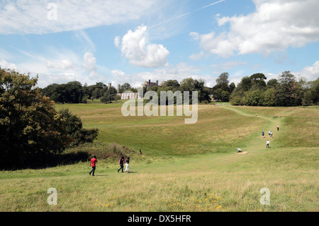 Vista generale oltre la battaglia del campo di battaglia di Hastings, Battle, East Sussex, Regno Unito. (Abbazia di Battle è appena visibile attraverso gli alberi). Foto Stock