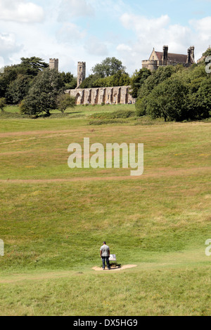 Vista generale oltre la battaglia del campo di battaglia di Hastings mostra Abbazia di Battle, Battle, East Sussex, Regno Unito Foto Stock