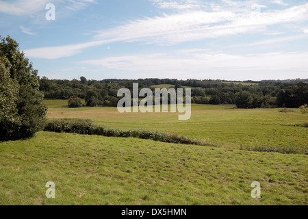 Vista generale oltre la battaglia del campo di battaglia di Hastings, Battle, East Sussex, Regno Unito. (Abbazia di Battle è appena visibile attraverso gli alberi). Foto Stock