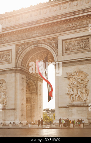 Arc de Triomphe con bandiera francese, Parigi, Francia Foto Stock