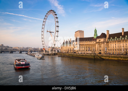 Il London Eye e ex County Hall e GLC edificio, South Bank di Londra, Regno Unito Foto Stock