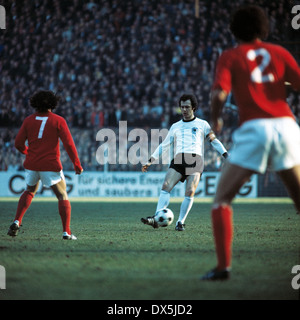 Calcio, campionato europeo, 1976, qualifica, gruppo 8, ritorno, Westfalen Stadium di Dortmund, Germania contro Malta 8:0, scena del match, Franz Beckenbauer (DEU) in possesso palla Foto Stock