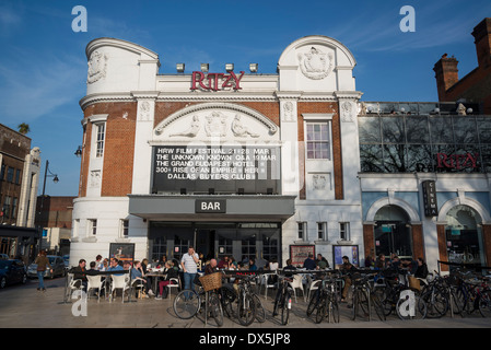 Persone in bar esterno al Cinema Ritzy Brixton, London, Regno Unito Foto Stock