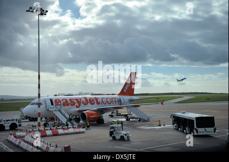 EasyJet piano sottoposto a interventi di manutenzione prima dell'imbarco dei passeggeri presso l'aeroporto di Bristol, Regno Unito Foto Stock