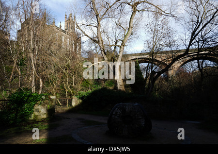 Il Dean Bridge sulle acque del fiume di Leith a Edimburgo, Scozia. Foto Stock