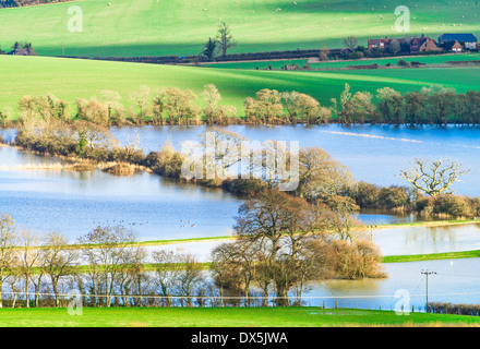 Il fiume Arun in alluvioni vicino a Amberley, West Sussex, Regno Unito Foto Stock