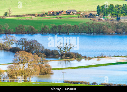 Il fiume Arun in alluvioni vicino a Amberley, West Sussex, Regno Unito Foto Stock