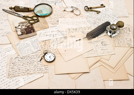 Vecchia lettere e cartoline, accessorio vintage e foto di famiglia. stile retrò sfondo nostalgico Foto Stock