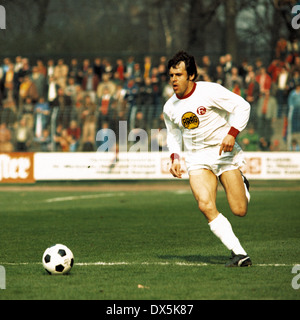 Calcio, Bundesliga, 1975/1976, Grotenburg Stadium, FC Bayer 05 Uerdingen versus Fortuna Duesseldorf 2:0, scena del match, Wolfgang Seel (Fortuna) in possesso palla Foto Stock