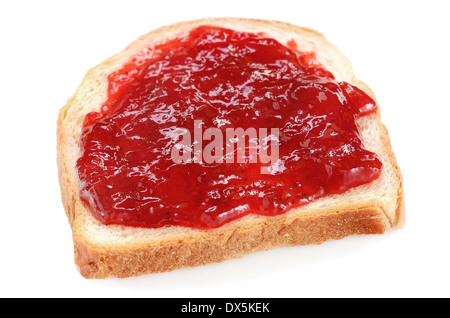 Pane con confettura di fragole su sfondo bianco Foto Stock