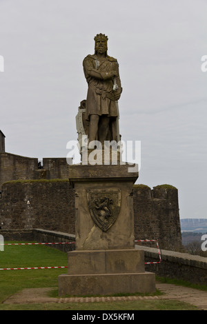 Statua di Robert the Bruce, eroe medievale, sulla spianata del castello al Castello di Stirling, prima dell'ingresso principale del castello. Foto Stock
