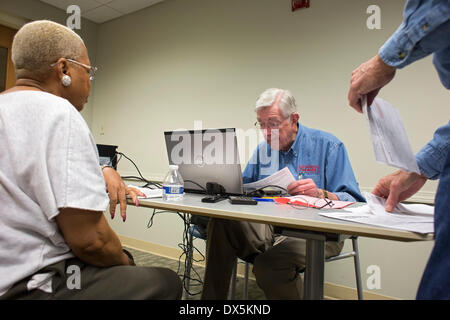 Harper Woods, Michigan STATI UNITI D'AMERICA - I volontari della AARP preparare dichiarazioni dei redditi per i bassi e moderato-redditi dei cittadini anziani. Il servizio gratuito è sponsorizzato dalla organizzazione no-profit AARP Foundation. Credito: Jim West/Alamy Live News Foto Stock