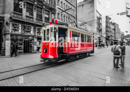 Il tram che passa attraverso Istiklal Street. Messa a fuoco selettiva. Tempo di rallentare la velocità dello shutter per effetto di panning Foto Stock