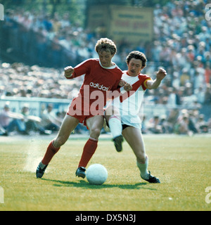 Calcio, Bundesliga, 1975/1976, Georg Melches Stadium, Rot Weiss Essen contro FC Bayern Monaco 3:3, scena del match, Rainer Zobel (FCB) sinistro e Dieter liberiane (RWE) Foto Stock