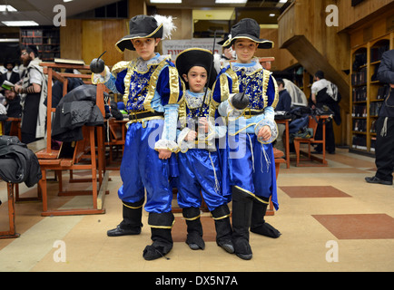 3 fratelli ebrei vestiti di matching pirate costumi alla preghiera mattutina sulla festa di Purim in Crown Heights, Brooklyn, New York Foto Stock