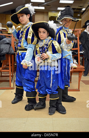 3 fratelli ebrei vestiti di matching pirate costumi alla preghiera mattutina sulla festa di Purim in Crown Heights, Brooklyn, New York Foto Stock