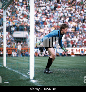 Calcio, Bundesliga, 1975/1976, Stadio am Boekelberg, Borussia Moenchengladbach contro 1. FC Colonia 2:1, scena del match, custode Harald Schumacher (FC) Foto Stock