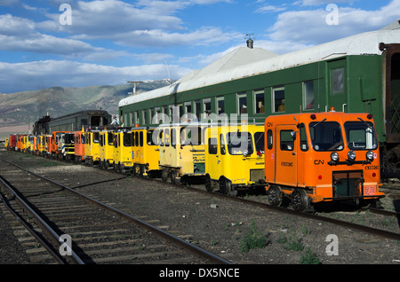 Nevada ferrovia settentrionale storica pietra miliare; fila di speeders dagli USA e dal Canada in linea per una corsa su piste Foto Stock