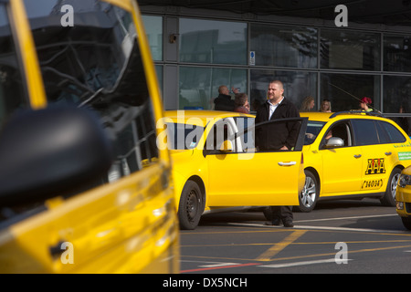 Taxi auto al Aeroporto di Praga Foto Stock