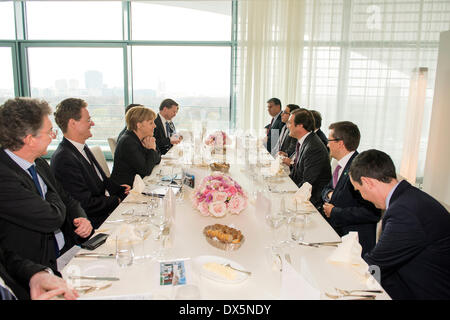 Berlino, Germania. 18 marzo 2014. Il cancelliere tedesco Angela Merkel riceve in Cancelleria federale il primo ministro portoghese Passos Coelho per una riunione bilaterale. Goncalo Silva/Alamy Live News Foto Stock