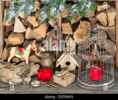 In stile retrò decorazione natalizia con candele rosse, cavallo a dondolo e albero di natale rami. vintage home interno Foto Stock