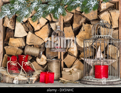 In stile retrò decorazione natalizia con candele rosse, vintage scarpe per bambini e di natale a rami di alberi Foto Stock