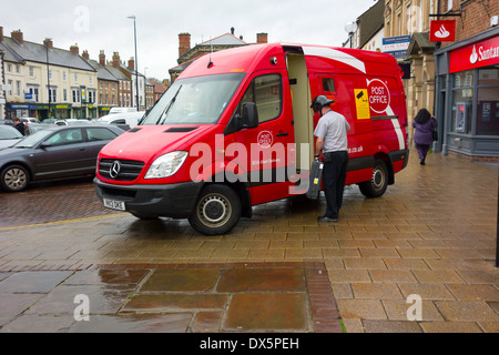 Un ufficio postale van con conducente indossa un casco di protezione carico di un high security package ha appena raccolti da un cliente Foto Stock