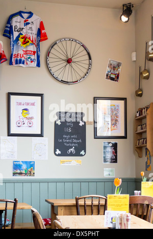 Yorkshire café interno Marzo 2014 decorato con i cimeli del ciclismo per il Tour de France cycle race in 3 mesi di tempo Foto Stock