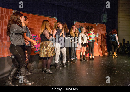 Multirazziale di alta scuola di danza delle ragazze in una sfilata di moda come loro modello self-made abbigliamento in Mission Viejo, CA Foto Stock