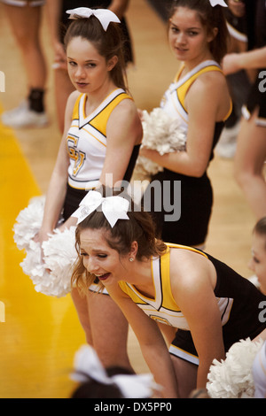 Un high school cheerleader sembra triste durante un gioco perdente in Mission Viejo, CA. Foto Stock