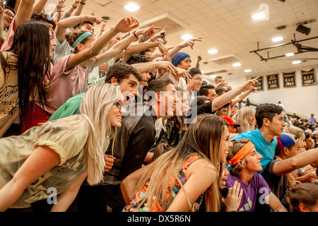 Un pubblico entusiasta orologi e saluti presso una scuola di gioco di basket in Mission Viejo, CA. Foto Stock