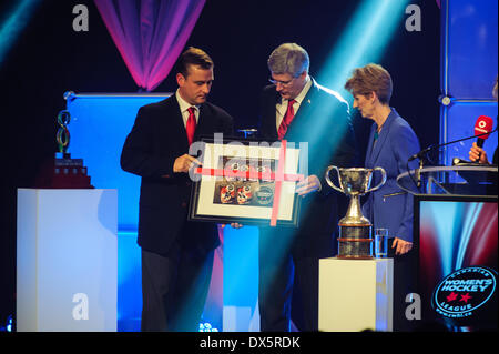 Toronto, può., 18 Mar 2014 - Brenda Andress (R) e Brad Morris (L), CWHL Presidente, presente Stephen Harper con un regalo dopo che egli ha rivolto il canadese donna Hockey League Awards Gala. Il Primo Ministro ha aderito altri dignitari in Markham, Ontario al driver commento al canadese donna Hockey League Awards Gala. Credito: Victor Biro/Alamy Live News Foto Stock