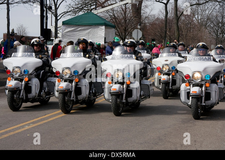 Il giorno di San Patrizio nel 2014 parade di Naperville. Polizia Medinah motocicli Foto Stock