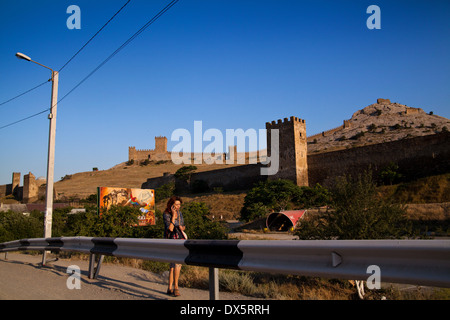 Una donna cammina oltre un secolo XIV fortezza genovese in Sudak, Ucraina Foto Stock