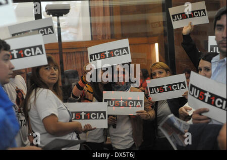 Buenos Aires, Argentina. Xviii Mar, 2014. La famiglia e gli amici delle vittime di una volta che la stazione di raiway incidente, banner di attesa prima di iniziare la fase orale del giudizio dalla tragedia dell'incidente ferroviario a Comodoro Py tribunali, nella città di Buenos Aires, capitale dell'Argentina, il 18 marzo 2014. Il 22 orale Corte Federale ha condotto il processo contro gli accusati dell'incidente. © Gustavo Amarelle/TELAM/Xinhua/Alamy Live News Foto Stock