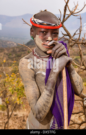 Dipinto Mursi boy nel Parco Nazionale di Mago, bassa valle dell'Omo di Etiopia Foto Stock