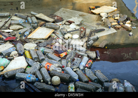 Bottiglie di plastica e altri rifiuti domestici in Marissa porto di pesca, Weligama Bay, Sri Lanka Foto Stock