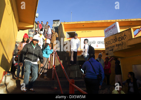 Cari pellegrini venuti buddista scendendo dal tempio al vertice di Adam's Peak (Sri Pada) in Sri Lanka Foto Stock