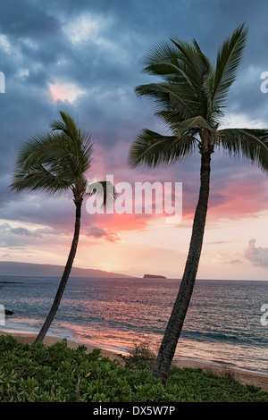 Ultimo colori del tramonto silhouette a largo delle isole di Molokini e Kahoolawe da Makena Beach in Hawaii isola di Maui. Foto Stock